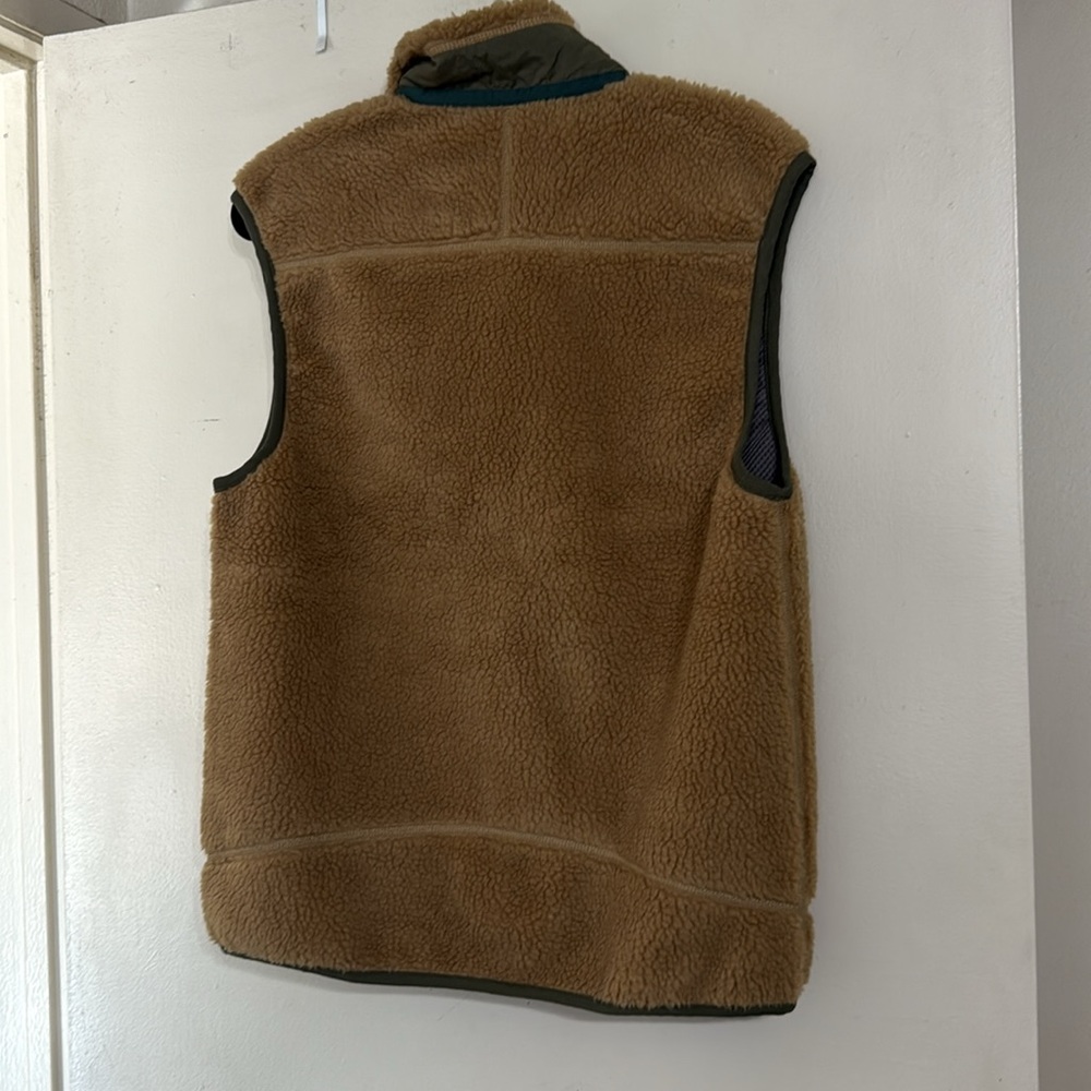 Patagonia Tan and Green Fleece Vest Outdoor Essential - Picture 4 of 4